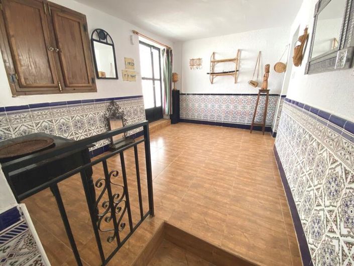 Image No.10-6 Bed Property for sale