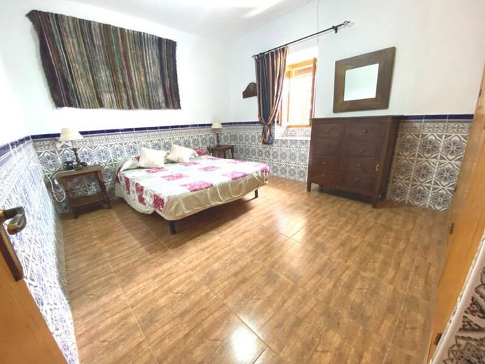 Image No.13-6 Bed Property for sale