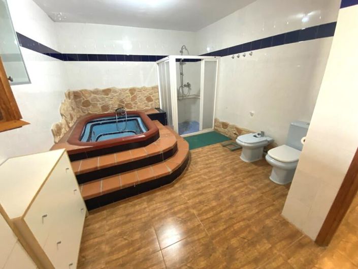 Image No.16-6 Bed Property for sale