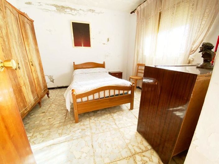 Image No.7-4 Bed Property for sale