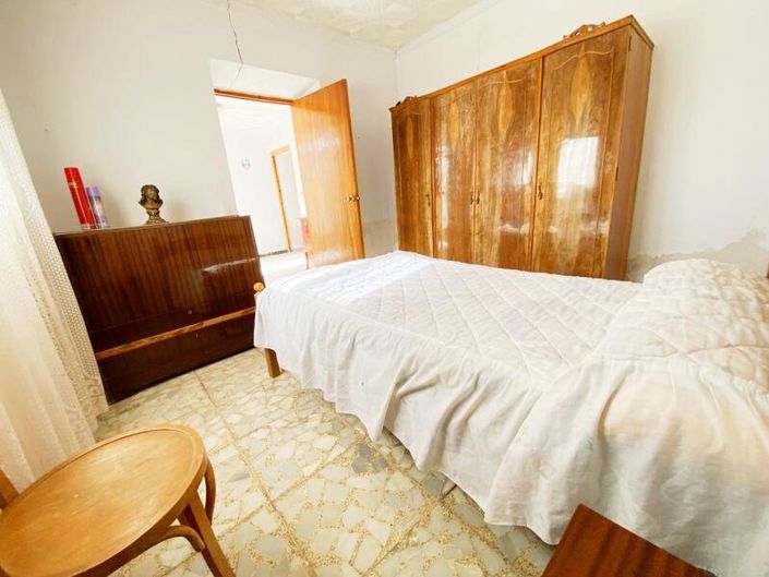 Image No.8-4 Bed Property for sale