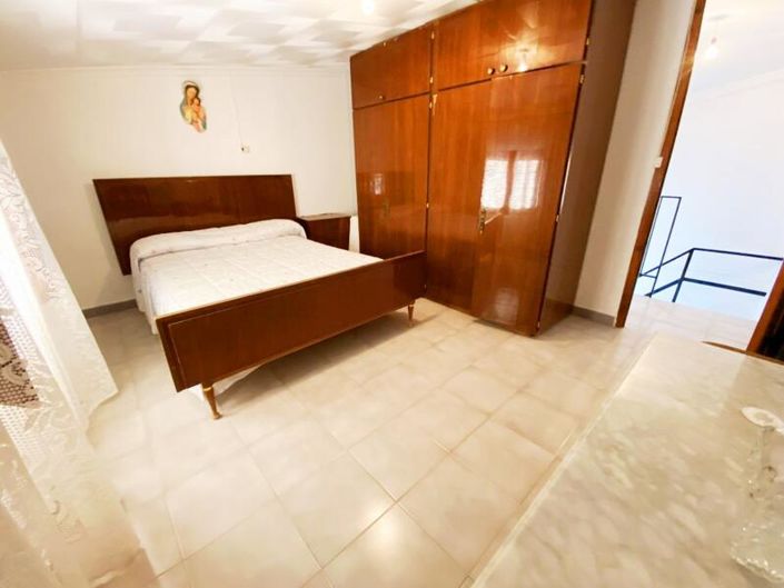 Image No.16-5 Bed Property for sale