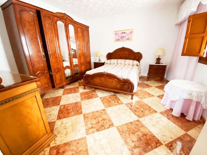 Image No.28-5 Bed Property for sale