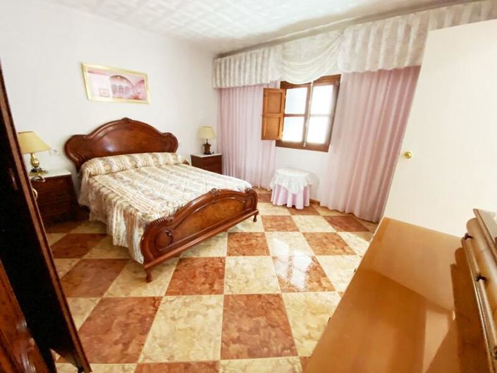 Image No.29-5 Bed Property for sale