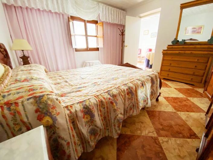 Image No.30-5 Bed Property for sale