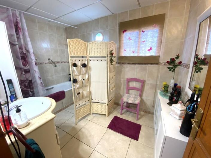 Image No.13-6 Bed Property for sale