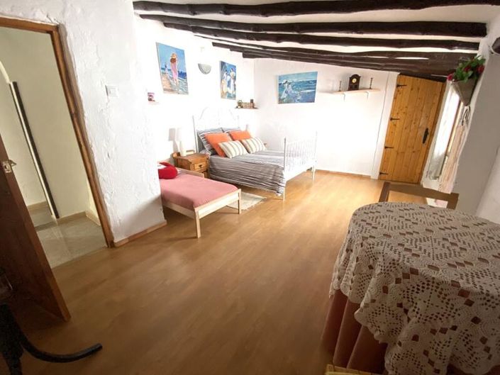 Image No.20-6 Bed Property for sale