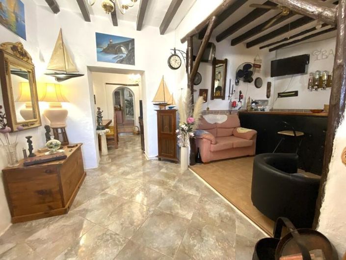 Image No.6-6 Bed Property for sale