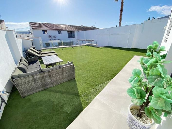 Image No.1-6 Bed Property for sale