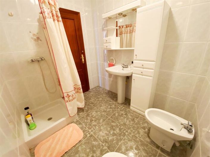 Image No.20-6 Bed Property for sale