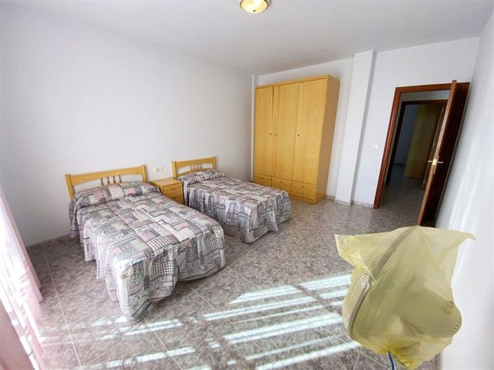 Image No.26-6 Bed Property for sale