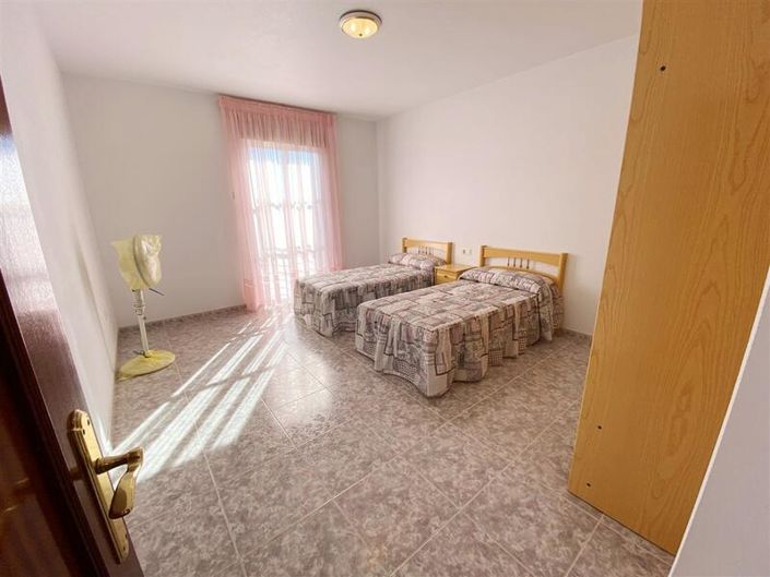 Image No.28-6 Bed Property for sale