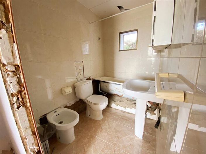 Image No.10-3 Bed Property for sale