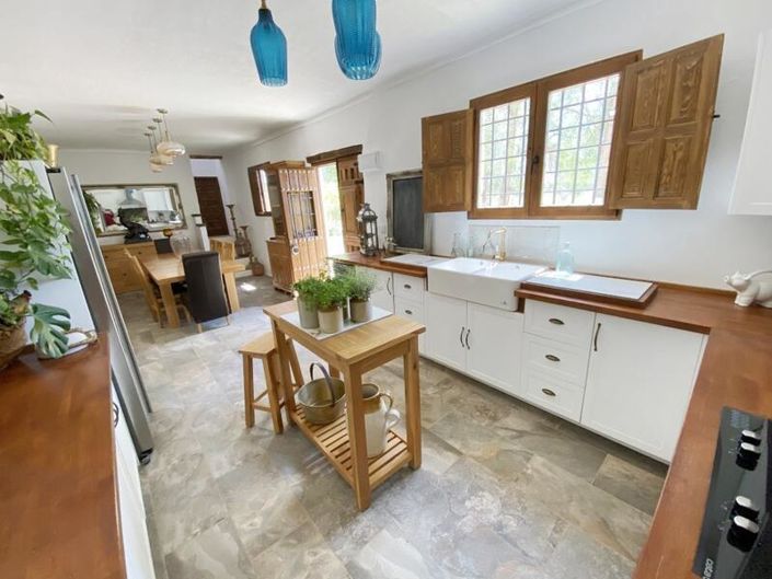 Image No.10-5 Bed Property for sale