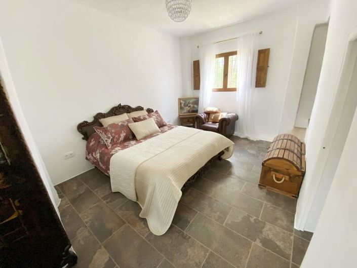 Image No.24-5 Bed Property for sale