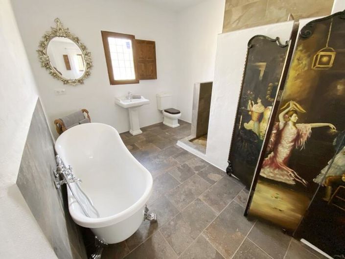 Image No.26-5 Bed Property for sale