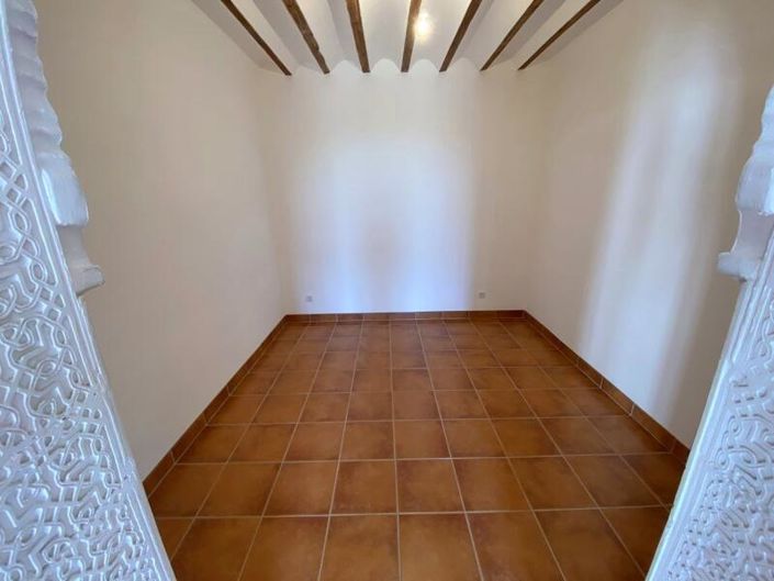 Image No.32-9 Bed Property for sale