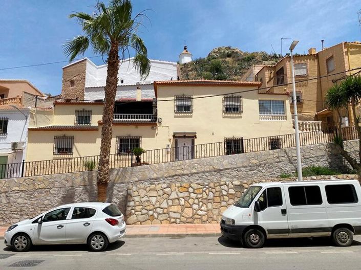 Image No.1-4 Bed Property for sale