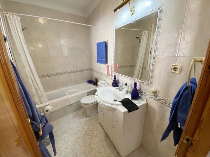 Image No.32-4 Bed Property for sale