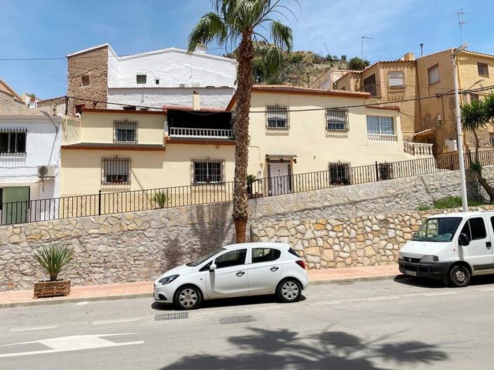 Image No.1-4 Bed Property for sale