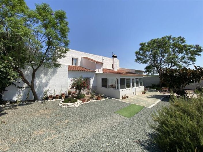 Image No.1-4 Bed Property for sale