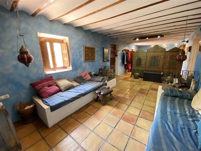 Image No.11-4 Bed Property for sale