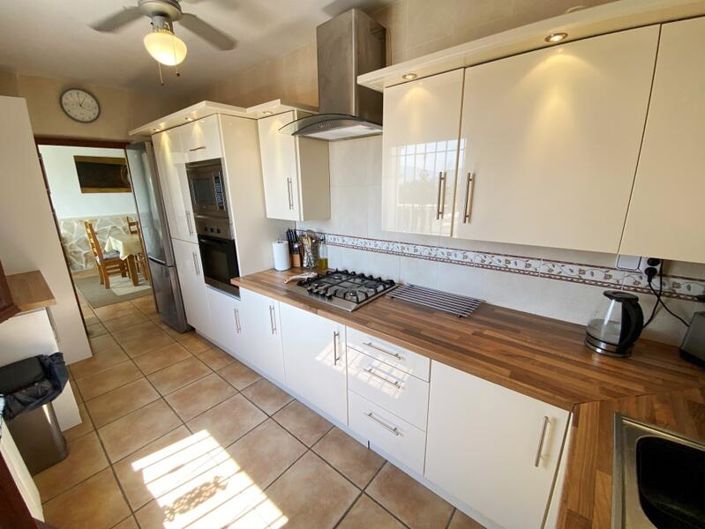 Image No.15-6 Bed Property for sale