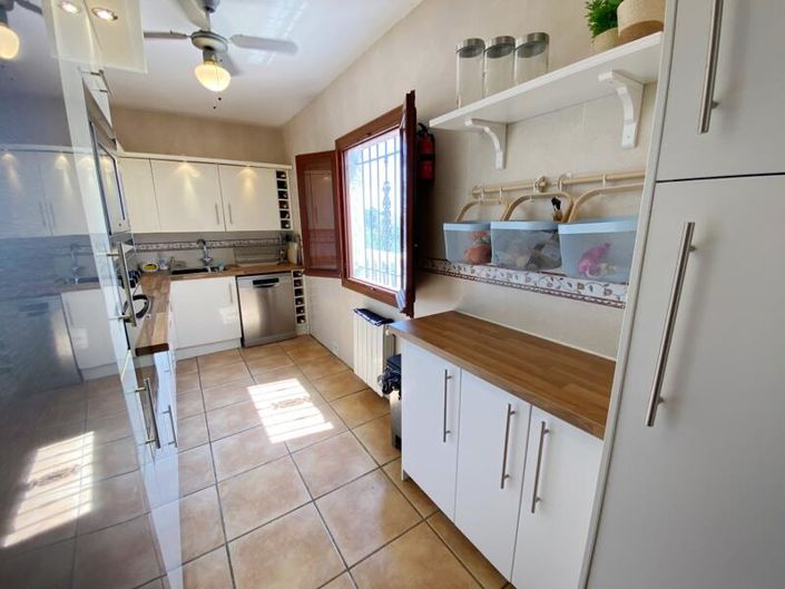 Image No.16-6 Bed Property for sale