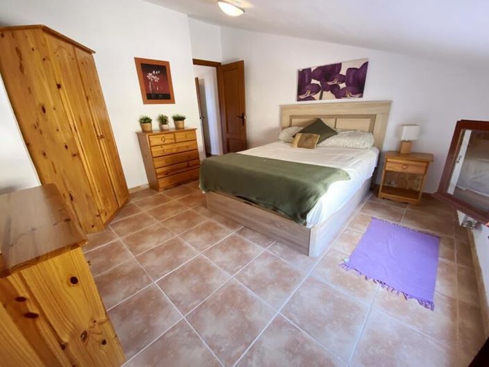 Image No.17-6 Bed Property for sale