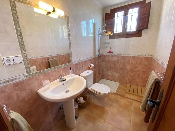 Image No.19-6 Bed Property for sale