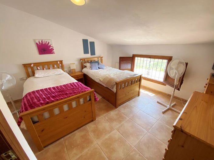 Image No.20-6 Bed Property for sale