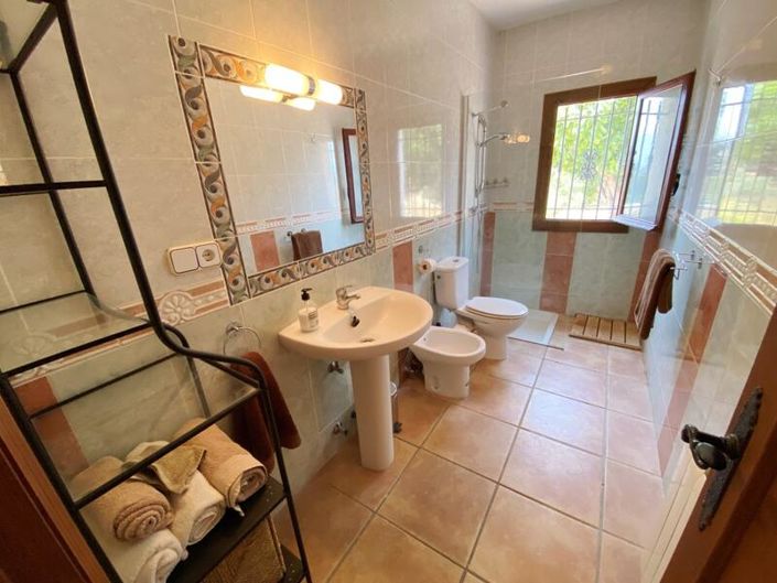 Image No.24-6 Bed Property for sale