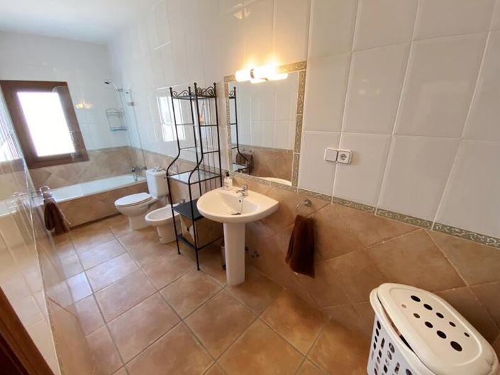 Image No.27-6 Bed Property for sale