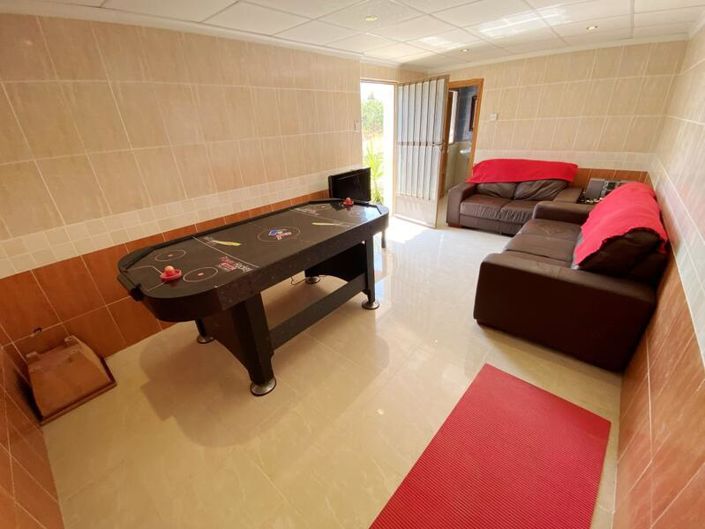 Image No.31-6 Bed Property for sale