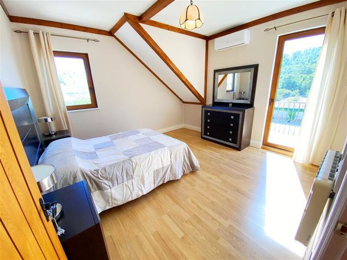 Image No.27-4 Bed Property for sale