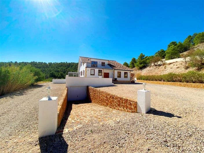 Image No.6-4 Bed Property for sale