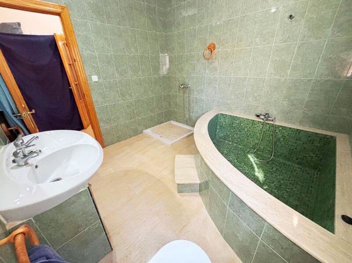 Image No.16-2 Bed Property for sale