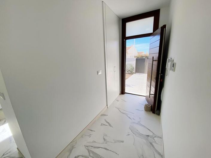 Image No.18-3 Bed Villa for sale