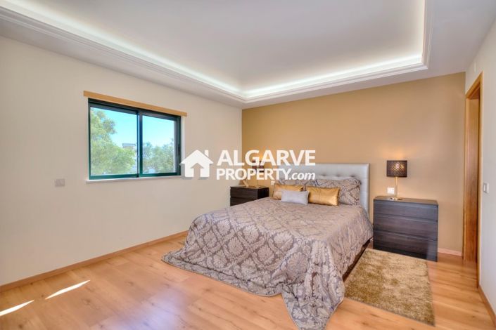 Image No.21-4 Bed Semi-Detached for sale