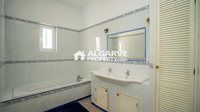 Image No.26-4 Bed Villa for sale