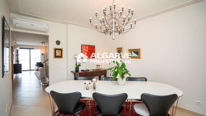 Image No.1-4 Bed Townhouse for sale
