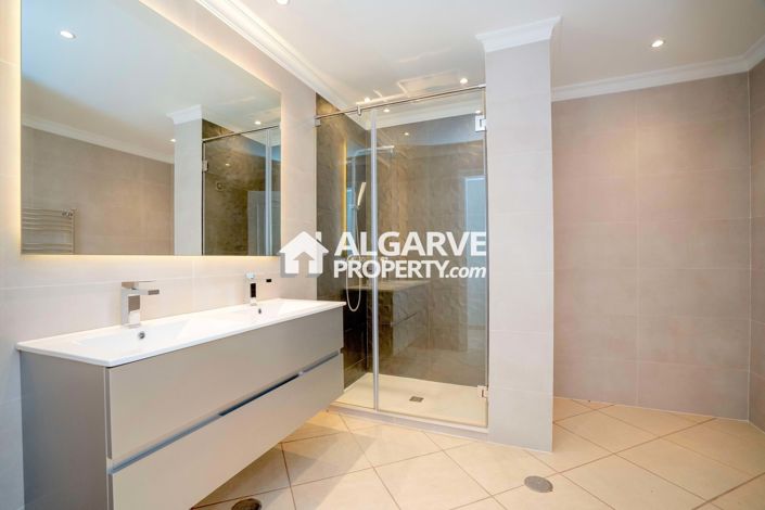 Image No.40-6 Bed Villa for sale