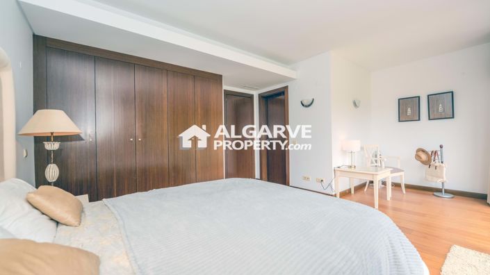 Image No.18-5 Bed Townhouse for sale