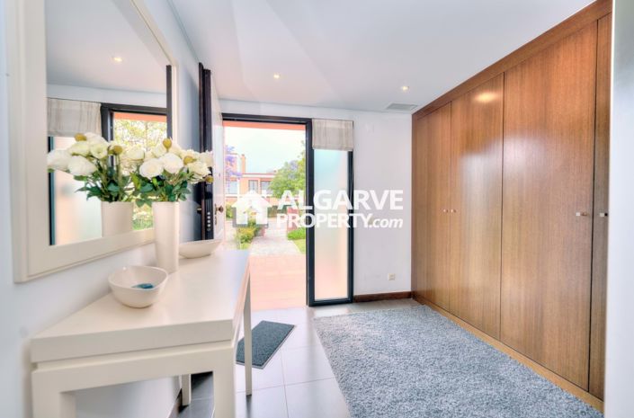 Image No.44-5 Bed Townhouse for sale