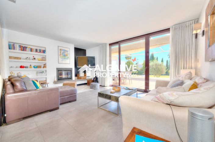 Image No.1-5 Bed Townhouse for sale