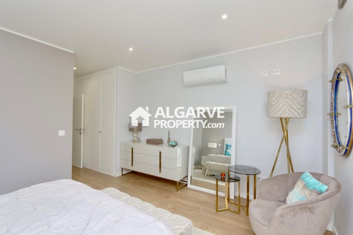 Image No.26-4 Bed Semi-Detached for sale