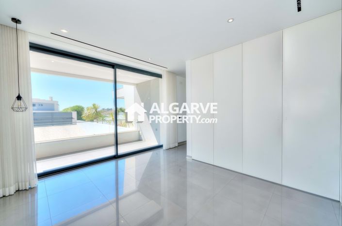 Image No.12-4 Bed Semi-Detached for sale