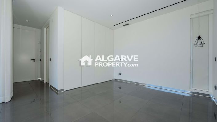 Image No.16-4 Bed Semi-Detached for sale