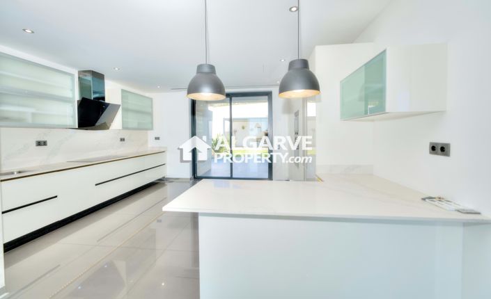 Image No.4-4 Bed Semi-Detached for sale