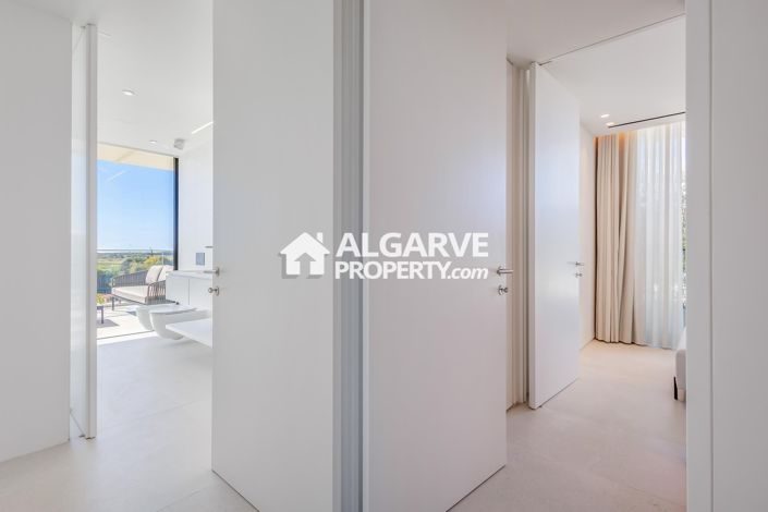 Image No.21-3 Bed Apartment for sale